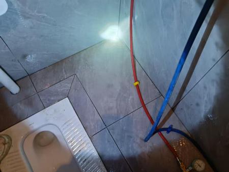 都江堰自建房厕所三个漏点