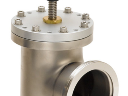 是手动高真空挡板阀（也叫真空角阀 / 直角挡板阀