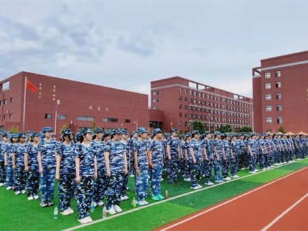 迷彩砺初心 戎装启学海｜营口渤海卫生学校2026级新生军训开营仪式圆满举行
