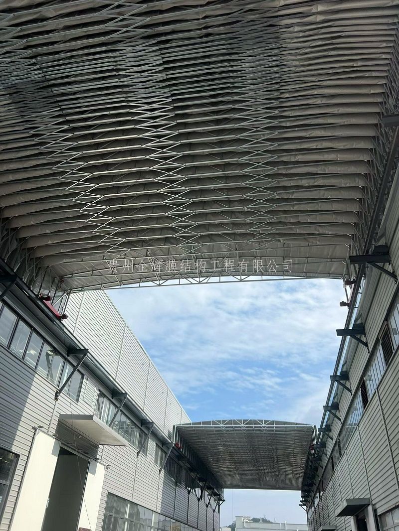 电动伸缩棚走热：从停车到球场，一种能 