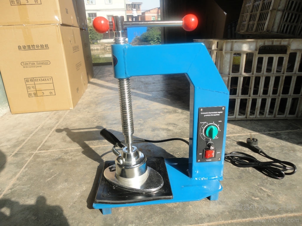 现在汽车轮胎在修补的时候中可以使用先进的设备,比如说补胎机,扩胎机