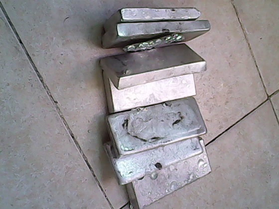 以前收"纸锭灰"(即锡箔灰)的人就是以此判断"纸锭"(即锡箔)的含锡量高