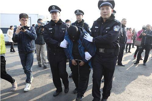 因在朋友圈晒幸福男子持刀助同伙性侵女子潜逃17年后被捕