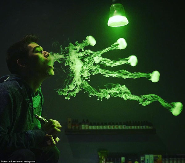 美国男子精通花式吐烟圈赢得百万粉丝