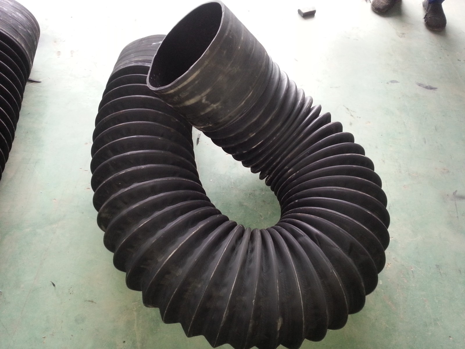 橡胶伸缩软管