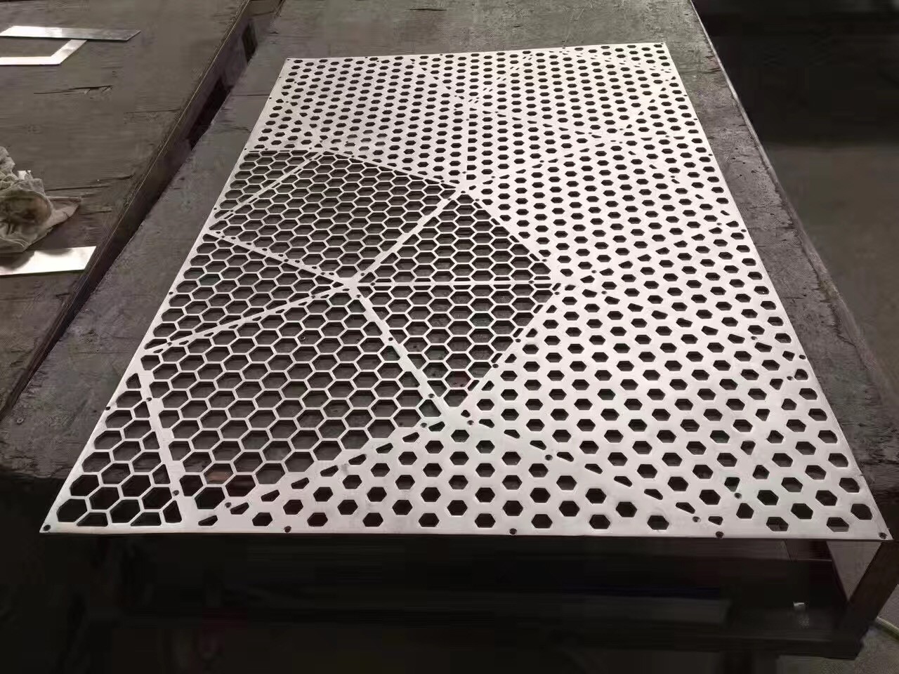 异形冲孔铝单板