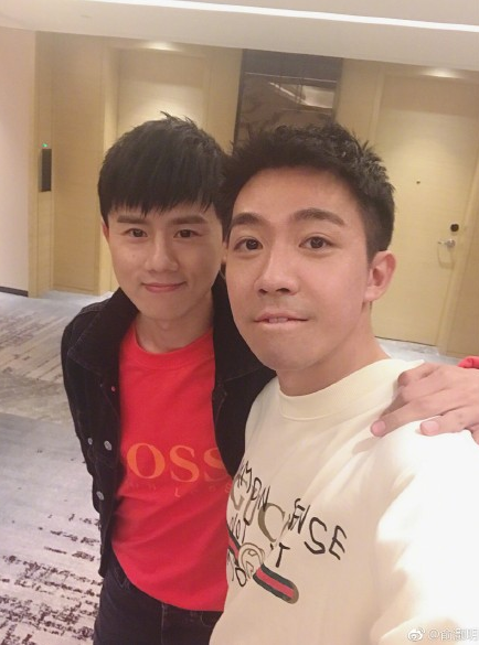 照片中,两人亲密的勾肩搭背,均露出开心的笑容,兄弟情深,令人羡慕.