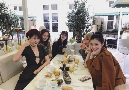 奶茶妹妹章泽天与奚梦瑶苏芒等聚餐美女云集颜值满分