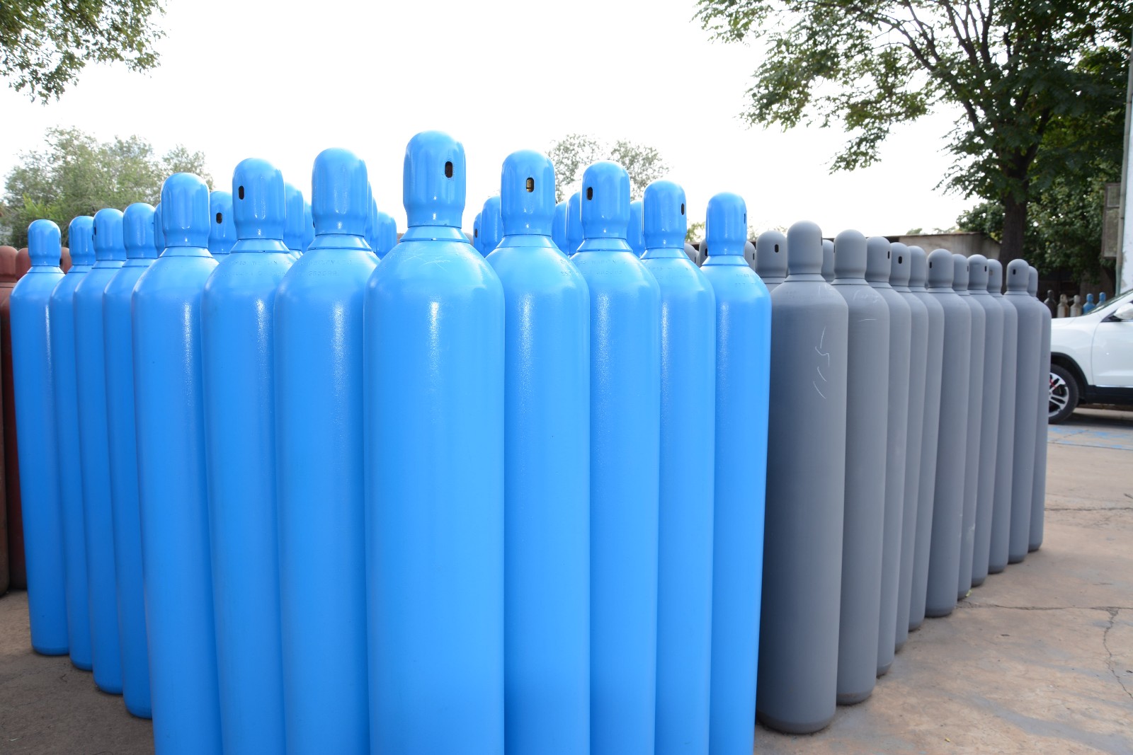 钢质无缝气瓶:均采用***钢制成,用于重复充装性气体,如氧,氢,氩,氪,氮