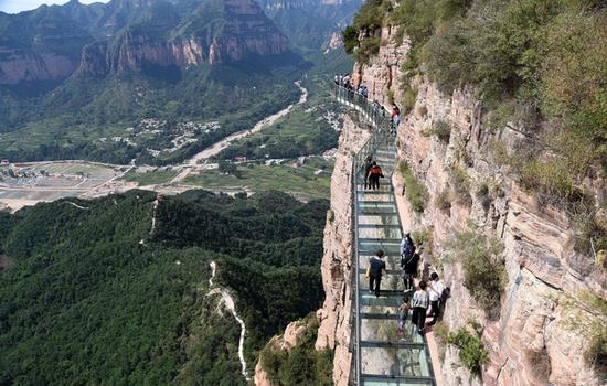 河北太行景区玻璃栈道碎裂特效太逼真吓坏游客
