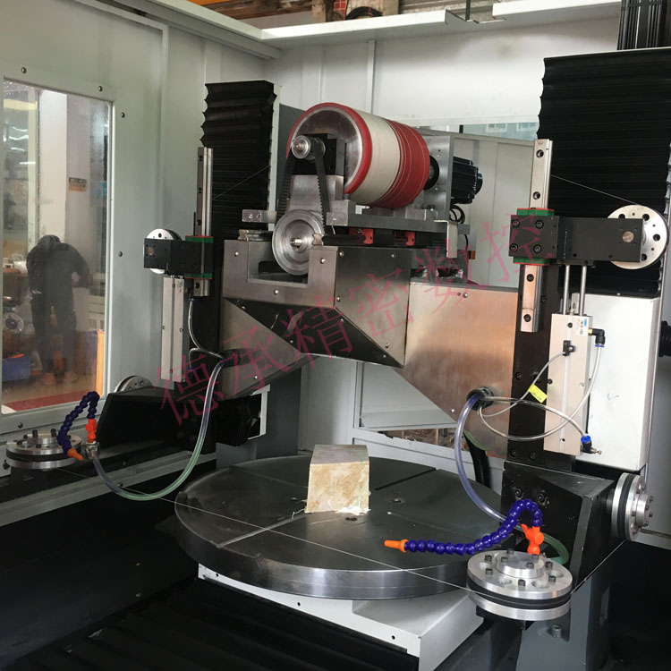 过去几年切割玉石这是用切片切割,原石会直接放在切割机上,用机器夹住