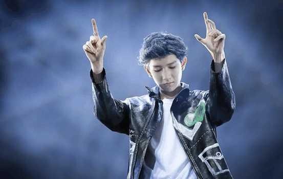 在tfboys四周年演唱会的现场中,王源在《岁月神偷》的弹唱演奏中,耳返