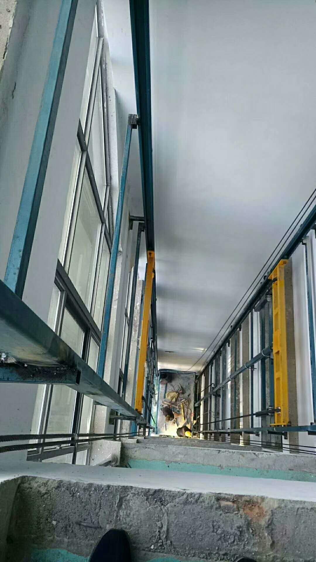 江苏徐州c型钢导轨液压货梯室外20米行程 施工现场