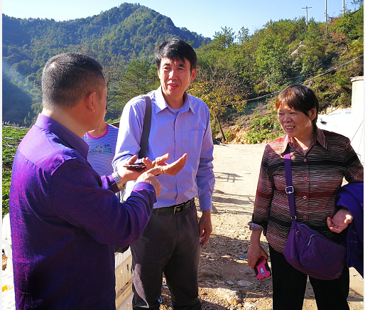 永定区六里亭家庭农场负责人黄道焕向科技特派团队 介绍从矿山转型林