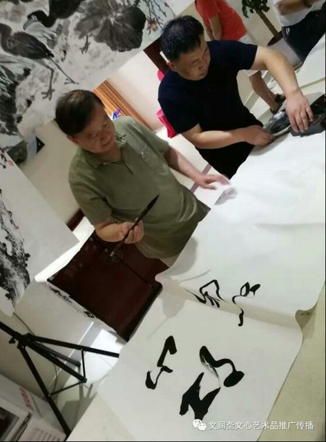 张一德先生与中央电视台台长赵立凡先生在一起