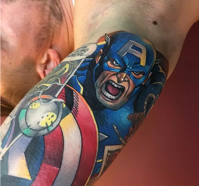 (追随着漫威的电影,纹漫威纹身)