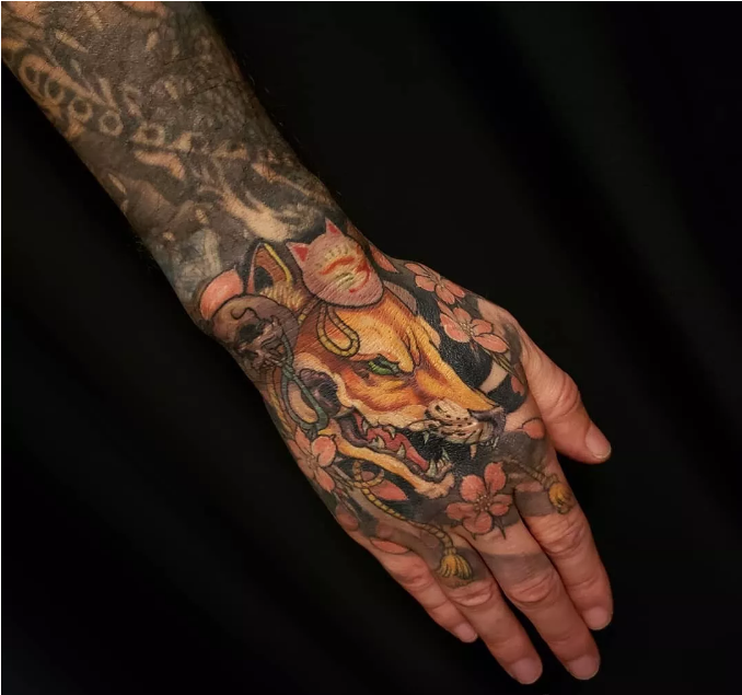 你试过在手背上纹传统纹身吗你喜欢传统纹身吗