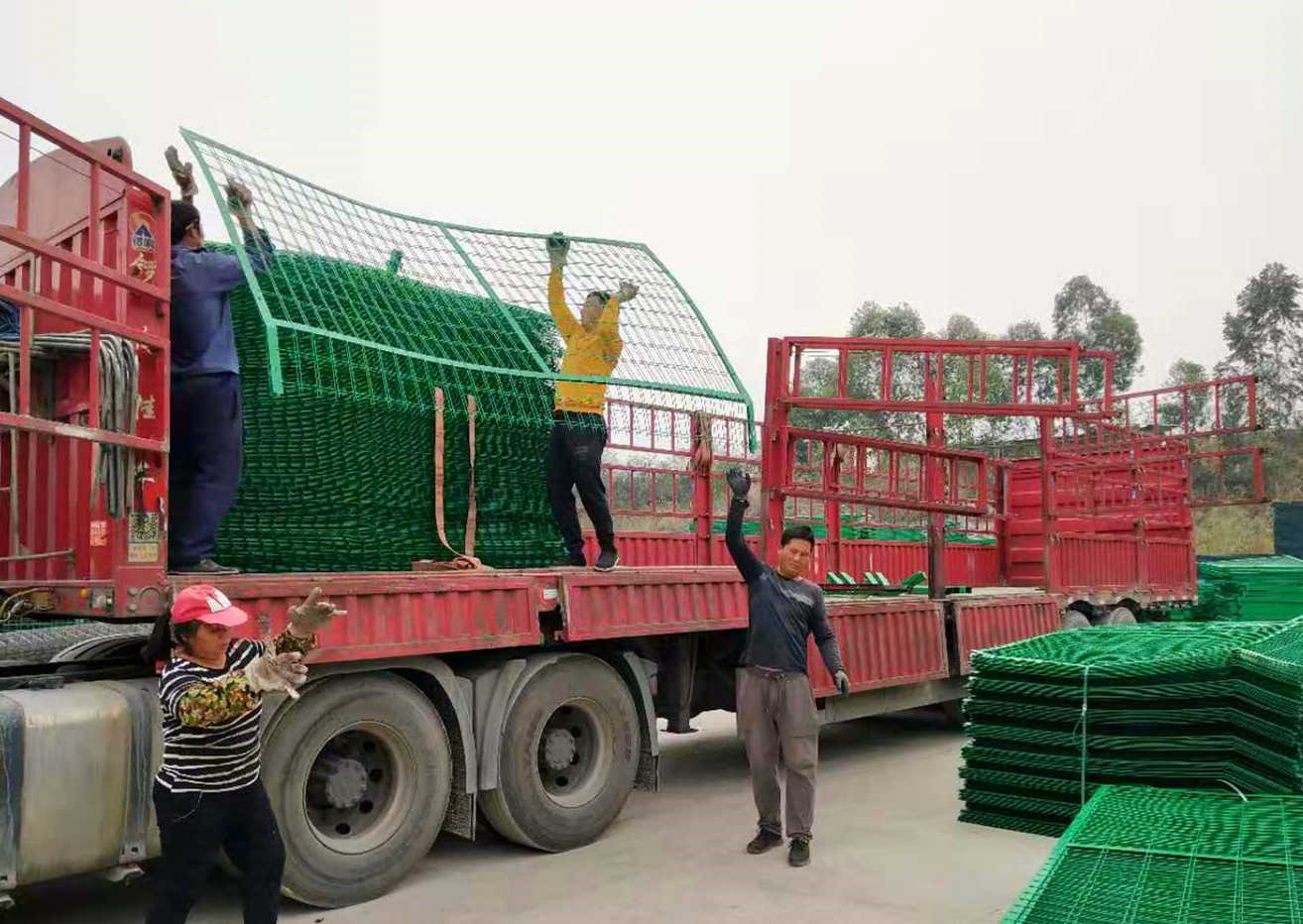 发一车扁铁框架护栏网发往广西北海
