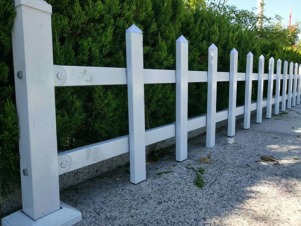 关于草坪护栏与铁艺护栏的比较