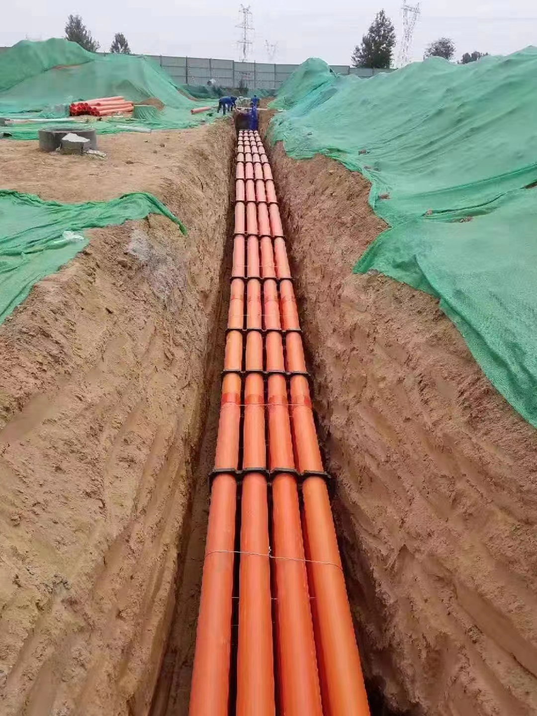 的cpvc电力管内外壁光滑平整,颜色吴桔红色,色泽明亮,醒目,安装简便